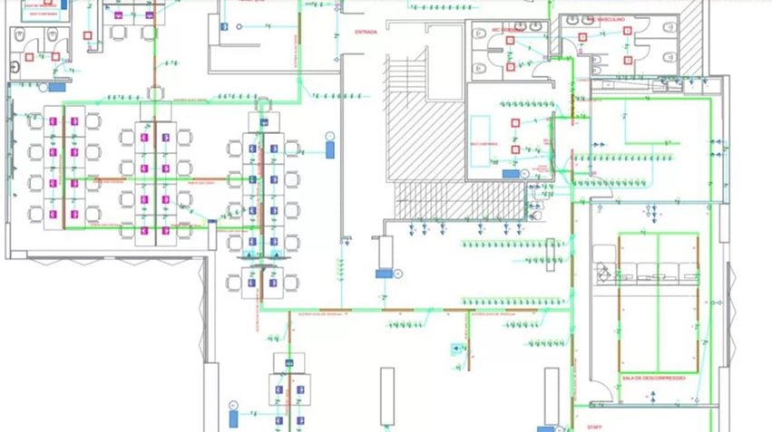 Planta elétrica baixa com traçado de circuitos e posicionamento de pontos de tomada e iluminação